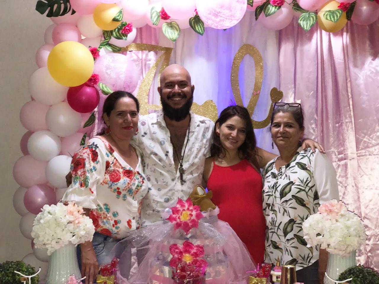 Nelly Gaitán, abuela paterna; León Valderrama; María José Restrepo y Laura Cardona, abuela materna.
